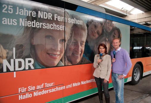 Iris Woggan-Kaiser, Sven Tietzer am NDR Tour-Bus_Copyright NDR Sebastian Gerhard.jpg