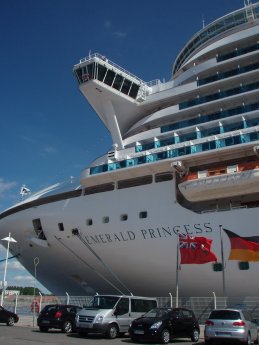 Emerald_Princess_in_Warnemuende.jpg