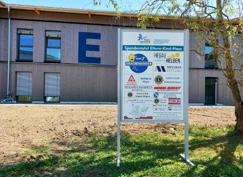 Spendentafel vor dem neuen Eltern-Kind-Haus des Hegau-Jugendwerks.jpg