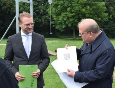 Erster Kreisbeigeordneter Dr. Jens Mischak überreicht den Förderbescheid an den Alsfelder Bürgermeister Stephan Paule (von links). Auf der „Erlenwiese“ in Alsfeld entsteht eine 360 Quadratmeter große Skateparkanlage. Mehr als 160.000 Euro LEADER-Mittel unterstützen das Projekt / Foto: Vogelsbergkreis/Christian Lips