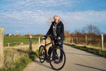 "Die Landschaft ist so abwechslungsreich, so schön und jeden Tag anders", sagt der Naturführer und leidenschaftliche Radfahrer Axel Kramer / Bild: www.ostsee-schleswig-holstein.de