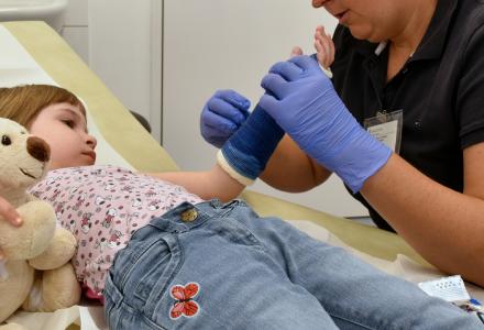 Ferienzeit – Unfallzeit. Vorsichtsmaßnahmen können helfen, Kinderunfälle bei Freizeit, Sport und Spiel zu vermeiden. Foto: Asklepios Klinikum Bad Abbach