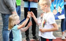 Stolz wie Oskar sind die Kinder auf ihr Spaß-Sport-Abzeichen. (Iris Hensel/BIG direkt gesund/Abdruck honorarfrei)