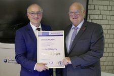 Norbert Menges (rechts im Bild) wurde von Vizepräsident Steffen Haug mit der goldenen Ehrennadel und Urkunde für sein langjähriges Engagement in der Vollversammlung und als Vorstandsmitglied der Handwerkskammer Mannheim Rhein-Neckar-Odenwald ausgezeichnet / Foto: Handwerkskammer