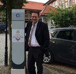 Sebastian J. Ott, Hoteldirektor und Generalbevollmächtigter der Dr. Lohbeck Privathotels, eröffnet die neue E-Tankstelle im Landhaus „Zu den Rothen Forellen“ in Ilsenburg / Harz. Foto: Landhaus „Zu den Rothen Forellen“ (Abdruck honorarfrei, Belegexemplar erbeten)