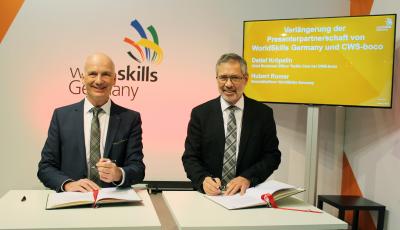 Hubert Romer und Detlef Kröpelin unterzeichnen Vertrag zur Forführung der Presenterpartnerschaft