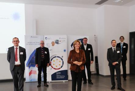 Ministerpräsidentin des Landes Rheinland-Pfalz überreichte heute der Hochschule Worms und der Technischen Universität (TU) Kaiserslautern Förderbescheide für die Einrichtung des Forschungskollegs „Sichere und Intelligente Visualisierungs- und Echtzeit-Rekonstruktions-Techniken für die Protonen-Computertomografie (SIVERT). v. li.: Prof. Dr. Steffen Wendzel, Hochschule Worms, Prof. Dr. Ralf Keidel, Hochschule Worms, Malu Dreyer, Ministerpräsidentin des Landes Rheinland-Pfalz, Prof. Dr. Nicolas R. Gauger, Technische Universität Kaiserslautern, Prof. Dr. Christoph Garth, Technische Universität Kaiserslautern, Prof. Dr. Alexander Wiebel, Hochschule Worms. Foto / Dorothea Hoppe-Dörwald