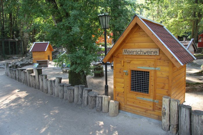 Wildpark-MV_neue Meerschweinchen-Häuser außen.JPG