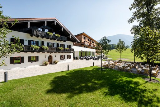 Klosterhof Premium Hotel & Health Resort_Außenansicht_Klostergarten.jpg