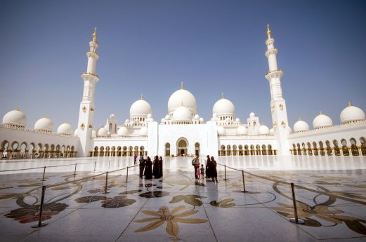 Abu Dhabi_Scheich-Zayid-Moschee_(C) GetYourGuide.jpg