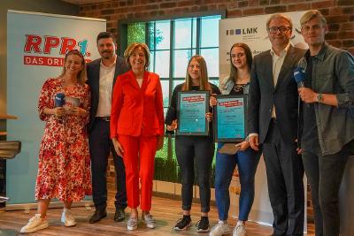 RPR1.Moderatorin Laura Nowak, RPR-Geschäftsführer Tobias Heger, Schirmherrin Malu Dreyer, Preisträgerin 2019 Marie Fetzer, Preisträgerin 2019 Lana Loch, LMK-Direktor Dr. Marc Jan Eumann, RPR1.Moderator Ben Salzner