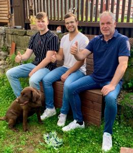Stefan Hofmann (rechts) und seine zukünftigen Auszubildenden Nico Hofmann (links) und Willi Beirer (Mitte)