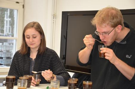 Studierende beim "Kaffee cupping" im Getränketechnologischen Zentrum der Hochschule Geisenheim in der Rüdesheimer Straße