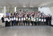 Nach Überreichung der Urkunden stellten sich die drei goldenen Meisterinnen und die goldenen Meister 2014 zusammen den beiden Vizepräsidenten (von rechts) Martin Sättele und Alois Jöst sowie Hauptgeschäftsführer Dieter Müller (letzte Reihe Mitte)und Ehrenvizepräsident Gerhard Höfler (letzte Reihe dritter von links) der Fotografin (Foto: Susanne Naber)