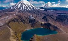 Mal richtig lange raus – ganz weit weg, auf einsame und unberührte Pfade – das geht in Neuseeland. Hier ein Blick auf den Mount Ngauruhoe mit dem oberen Tama Lake
