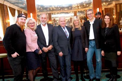 Der bayerische Spitzenkoch Lucki Maurer (links) und Susanne Droux, Geschäftsführerin Berufsbildung/ Branchenförderung beim Bayerischen Hotel- und Gaststättenverband DEHOGA Bayern (zweite von links) gehörten zu den Gästen des ersten Karrieretages an den Eckert-Hotelfachschulen. Mit im Bild unter anderem: der stellvertretende Vorstandsvorsitzende der Eckert Schulen, Gottfried Steger (3. von links) sowie Petra Mayer, Leiterin der Eckert-Hotelschulen (3.v.r.) / Foto: obx-news/Eckert Schulen
