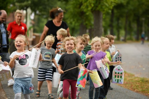 Kitakids_Rainstrasse_Vorfreude_auf_Laternenumzug_mit_gebastelten_Laternen(c)Jessen Mordhorst.jpg