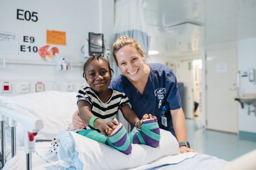 © Mercy Ships_Catrina Joy Scholze, deutsche Krankenschwester, mit Patientin auf der Station an B.jpg