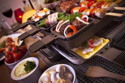 Jedem sein Pfännchen: An Feiertagen wie Weihnachten oder Silvester wird gerne das Raclette aus dem Keller geholt.