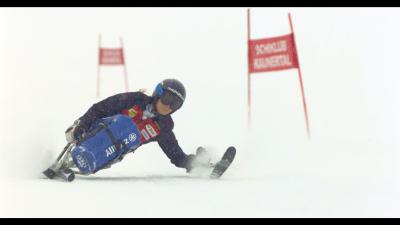 Anna Schaffelhuber mit dem Monoski auf der Rennstrecke / Anna Schaffelhuber / Foto: Martin Stoni, Copyright: Berlin Producers Media GmbH / Pre TV
