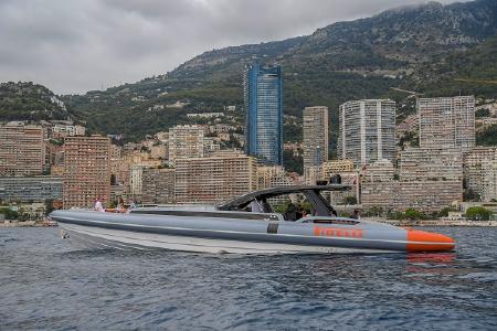 Die dritte PZero World hat Pirelli im Stadtbezirk Monte Carlo des Fürstentums Monaco eröffnet. Der malerisch an der Côte d’Azur gelegene Stadtstaat bietet zu Land und zu Wasser zahlreiche Gelegenheiten, High-Tech Produkte von Pirelli zu fahren