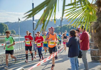 Über breite Straßen und Uferpromenade führt der von Start bis Ziel touristisch-schöne Rundkurs