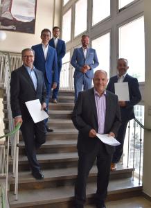 Wollen künftig in einer „Innovationspartnerschaft“ eng kooperieren: Prof. Dr. Eberhard Kurz, Prof. Dr. Jens Hermsdorf (beide Hochschule Worms), Oberbürgermeister Adolf Kessel, Andreas Wengrzik (EWR), Daniel Körbel (Internetbeauftragter der Stadt Worms) und Stephan Wilhelm (Vorstand EWR). Foto / Stadt Worms
