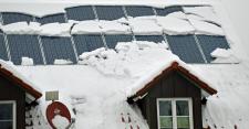 Schon geringe Schneemengen können von Solarmodulen abrutschen und sich darunter zu Dachlawinen aufbauen. Hier würde der Dachdecker nach dem DachCheck einen Schneefang empfehlen