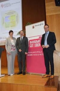Dr. Alexander Wilhelm (MSAGD), Andrea Kuhn und Hochschulpräsident Prof. Dr. Peter Mudra