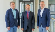 Die Geschäftsführer Prof. Dr. Michael Geißler und Markus Heming verabschieden Prof. Dr. Joachim Kühr (Bildquelle: Markus Kümmerle, Städtisches Klinikum Karlsruhe)