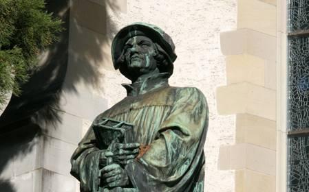Ulrich Zwingli, Denkmal vor der Wasserkirche in Zürich © Foto: Matthias Müller/churchphoto.de