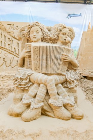 Sandskulpturen2025_Akkordeonspielerinnen.jpg
