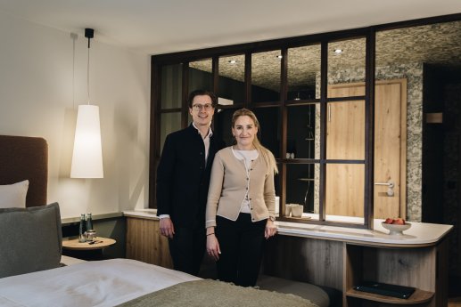 Simon Bruker und Elena Schnaas-Bruker im neuen Hotelzimmer.jpg