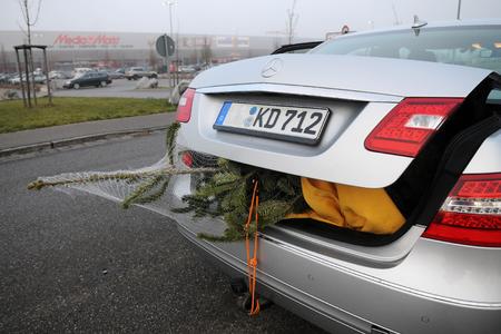 Ob im Kofferraum oder auf dem Dach: Der Tannenbaum muss ordentlich gesichert sein