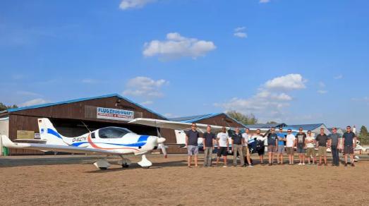Studierende und Lehrende auf dem Flugplatz Oehna-Zellendorf. Links das Lehr- und Forschungsflugzeug "JULIA" der TH Wildau