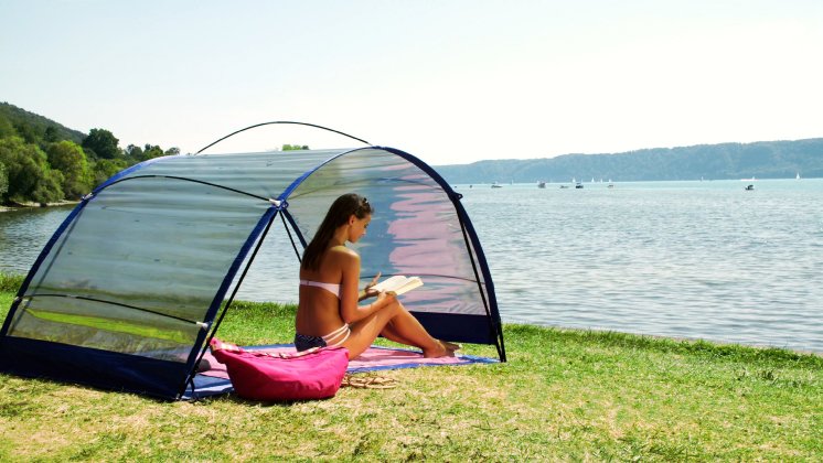HelioTent_blau_Frau_liest.jpg