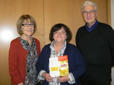 Im Beisein von Vorsitzendem Dr. Bernd Liller und Kreisseniorenbeauftragter Rosemarie Müller stellte Waltraud Fischer (Mitte) das neue Projekt „Pflegenotaufnahme“ im Seniorenbeirat vor / Foto: Sabine Galle-Schäfer/Vogelsbergkreis