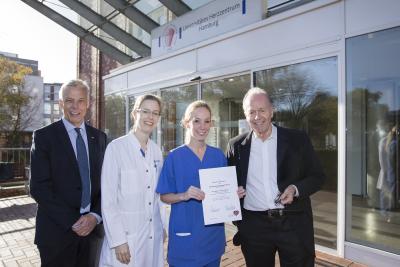 Urkundenübergabe (v.l.n.r.): Prof. Thomas Voigtländer, stv. Vorsitzender der Deutschen Herzstiftung, Prof. Renate Schnabel (UKE), Dr. Dora Csengeri (UHZ) und Prof. Dietrich Andresen, Vorstandsvorsitzender der Herzstiftung. Foto: UHZ.