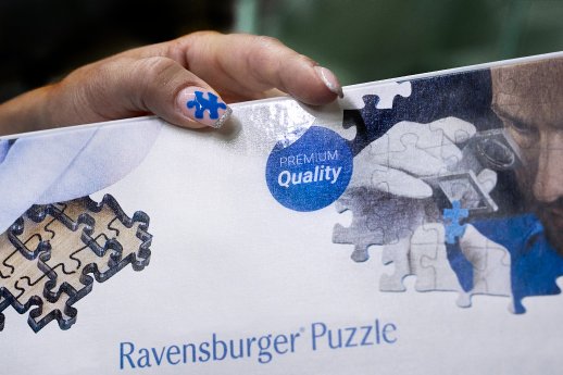 20_2 Verschließen der Schachtel mit Klebeettiketten.jpg