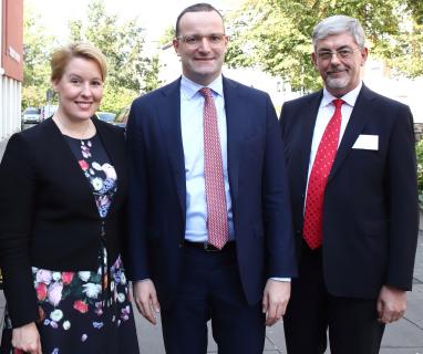 Bundesministerin für Familie, Senioren, Frauen und Jugend, Dr. Franziska Giffey (SPD), Bundesgesundheitsminister Jens Spahn (CDU) und Vorstandsvorsitzende der SPB Wilfried Brexel anlässlich der Nationalen Demenzstrategie am 19. September 2018 in der Seniorenstiftung Prenzlauer Berg