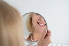 Ultraschallzahnbürsten als ideale Lösung für Zahnpflege im Alter – gründlich, leise und ohne Druck für mehr Sicherheit und Komfort im Alltag.