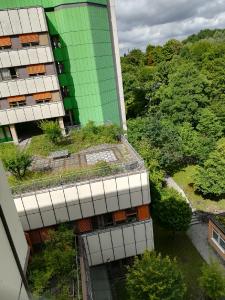 Der „natürlichste Wärmeschutz der Welt“ ist die Begrünung von Dachflächen. Zusätzlich werden Mini-Biotope geschaffen.