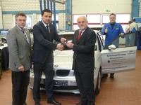 Daumen hoch für die handwerkliche Aus- und Weiterbildung: Afersalesmanager Torsten Kalle-Ullmann (2. von links) überreicht Kammerpräsident Walter Tschischka (2. von rechts) die Schlüssel für den 120d in der Kfz-Werkstatt der Bildungsakademie. Geschäftsführer Hans-Fred Herwehe (links) freut sich zusammen mit Zbigniew Polanek, Fachbereichsleiter Kfz-Technik (rechts, am Auto) über die Erweiterung der Ausbildungsmöglichkeiten (Foto: Handwerkskammer)