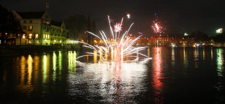 Konstanz-Silvester-Feuerwerk-Bodensee-Inselhotel-Abend-01_Copyright_MTK-Aurelia-Scherrer (1.gif