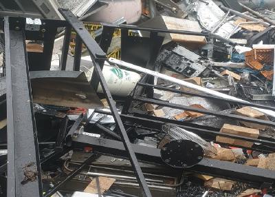 Das breite Leistungsspektrum des Schrottankaufs Troisdorf ist für jeden Kunden ein Geschenk. Er muss sich nicht mehr nach verschiedenen Dienstleistern umsehen, von denen jeder nur einen Bruchteil der Aufgaben übernehmen möchte, denn der Schrotthändler für den Raum Troisdorf realisiert tatsächlich sämtliche Tätigkeiten rund um das Thema Schrott. Wer als Gewerbetreibender oder Privatperson größere Mengen Metall- und Altmetalle abzugeben hat, erhält vom Schrotthändler sehr gern ein faires Angebot m
