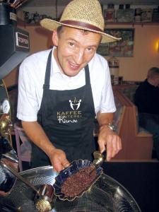 Jens Kirmse hat mitten im Bayerischen Wald eine Rösterei eröffnet, die er zum neuen Kaffeehimmel der Deutschen ausbauen will. Mit Erfolg: Inzwischen liefert er sogar nach Spanien und nach England. Foto: obx-news/Kaffeerösterei Kirmse
