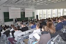  Das Foto zeigt Präsident Prof. Dr. Stefan Bartels bei der Begrüßung der nationalen Erststudierenden