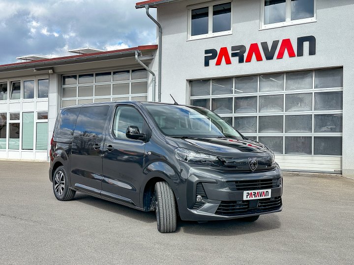 Schnell verfügbar, vielseitig anpassbar: Warum sich Benjamin für den Peugeot Traveller von Paravan entschieden hat