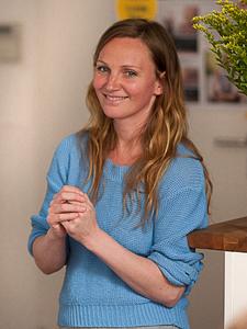 Expertin Nelli Nolde weiß, wie man der Bewegungsarmut durch Bürotätigkeit entgegenwirken kann
