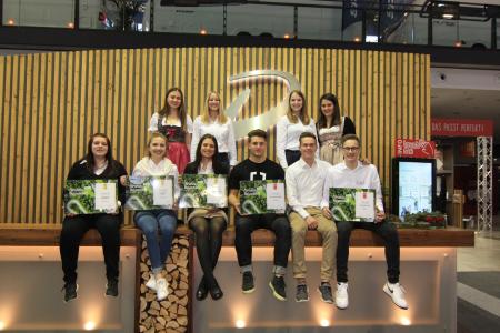 Dethleffs Azubis mit Urkunden auf der CMT 2020